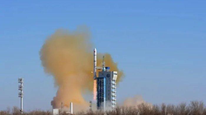 PERANG SATELIT - Peluncuran satelit Pakistan di China.