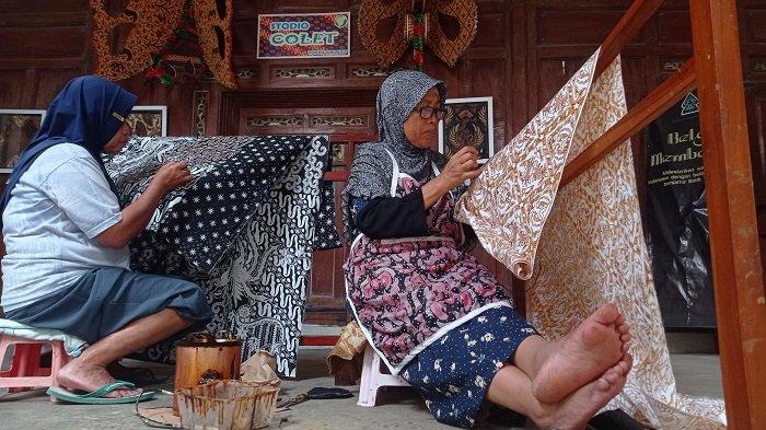 Para pengrajin batik yang merupakan penerus warisan pembatik Girilayu