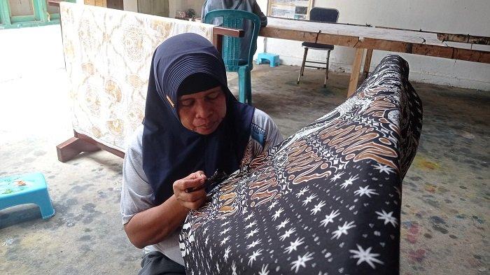 Pengrajin batik UMKM Giri Wastra Pura tengah melakukan proses membatik