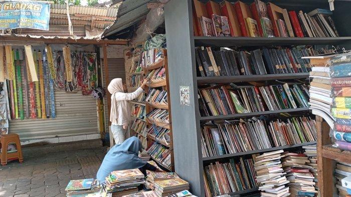 Pengunjung mencari buku yang diminati. (