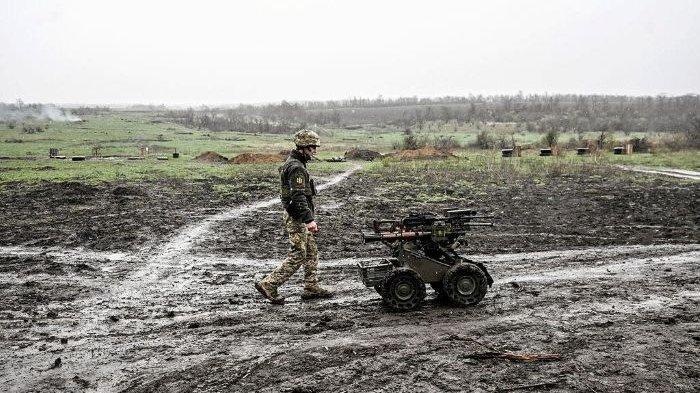 ROBOT DARAT - Seorang prajurit dari Brigade Mekanik ke-65 Angkatan Darat Ukraina