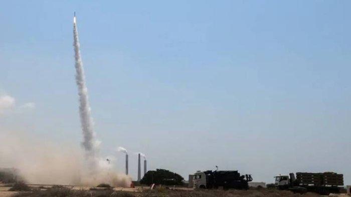 SERANG ISRAEL - Peluncuran rudal oleh Militer Yaman yang terafiliasi Gerakan Houthi