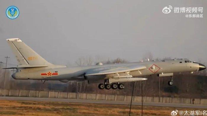Sebuah pesawat pengebom PLAAF H-6K milik China