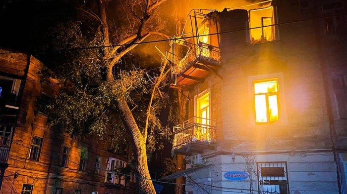 Sebuah rumah terbakar setelah serangan drone Rusia menghantam Odesa