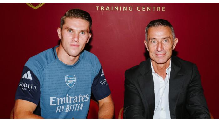 Viktor Gyokeres didampingi Andrea Berta saat menandatangani kontrak di Arsenal