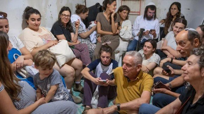 ael berlindung di bunker saat sirene mempeVV