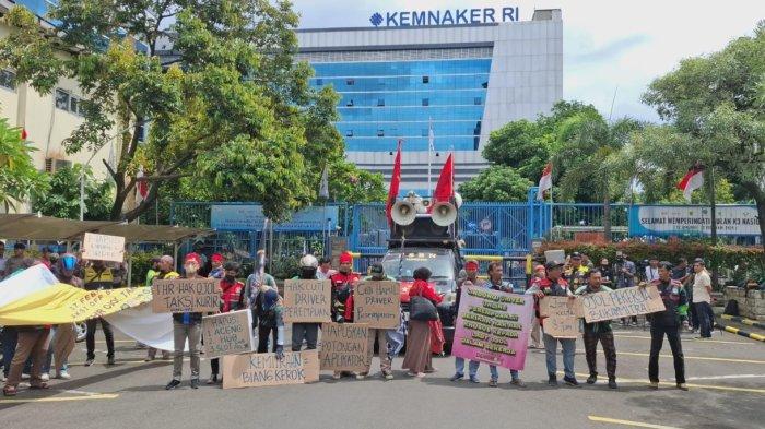 ejumlah pengemudi ojek online atau ojol dari berbagaiv