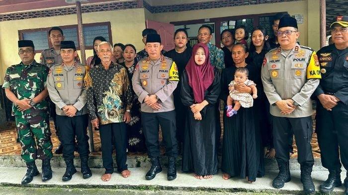kapolri bersama keluarga aipda anumerta Petrus Apriyanto