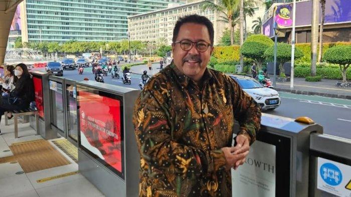 o Karno memposting berada di Halte Transjakarta Bundaran HI