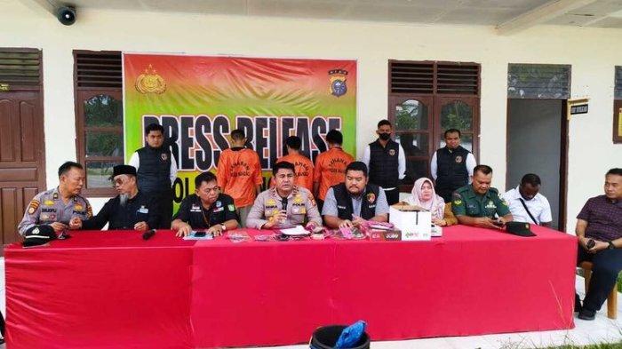 Polsek Mandau saat menggelar konferensi pers pengungkapan kasus pencabulan anak