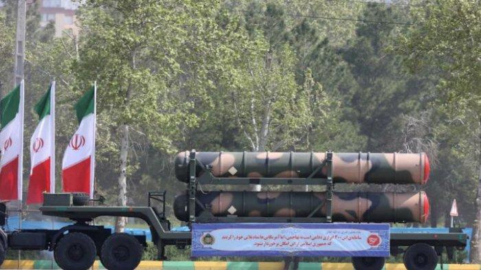 rudal balistik Iran dipamerkan dalam sebuah parade militer