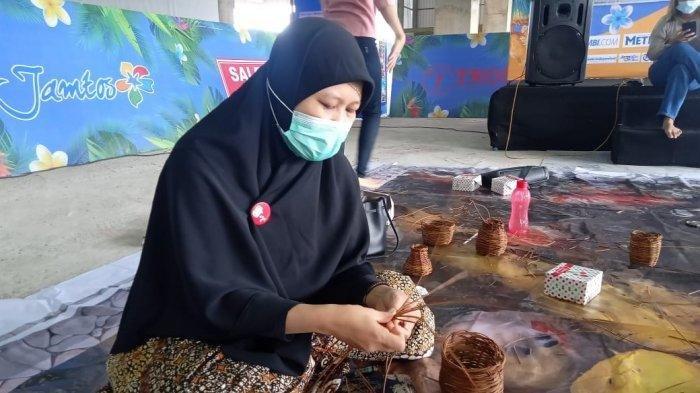sedang berlatih menganyam