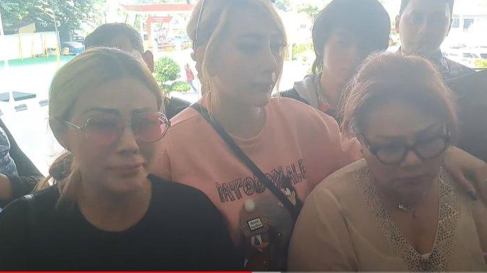 Tangis Febby Carol pecah saat jenguk Virgoun di tahanan