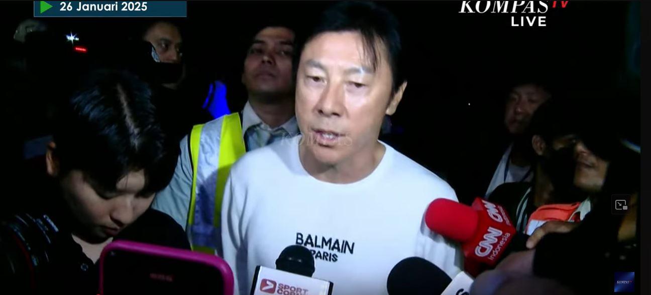 Momen kepulangan Shin Tae-yong yang dihantar oleh sejumlah