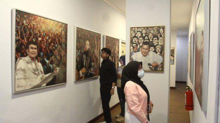 Sejumlah pengunjung memperhatikan 188 lukisan Artificial Intelligence karya Denny JA yang dipamerkan di Mahakam 24 Residence, Jakarta Selatan, Rabu (5/6/2024).