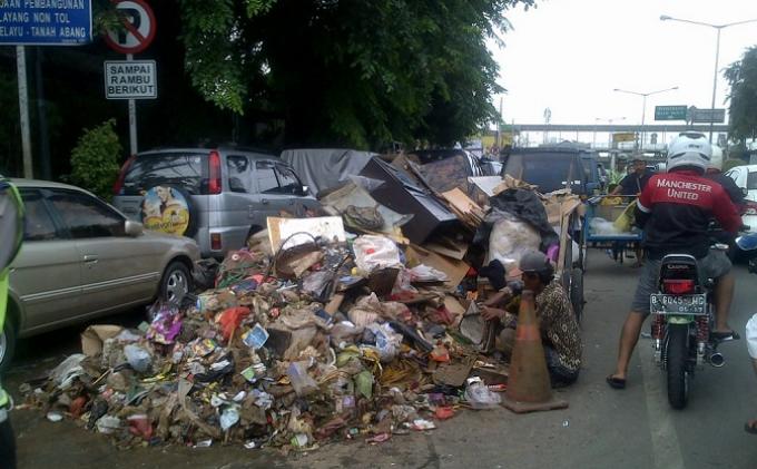 Ilustrasi - Tumpukan sampah sangat mengganggu masyarakat yang melintas di jalan raya.
