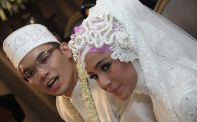 PERNIKAHAN PERTAMA - Marshanda saat dinikahi Ben Kasyafani pada 2 April 2011.