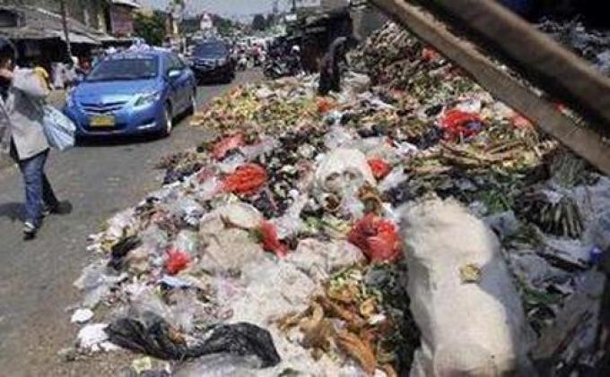 Ilustrasi sampah di pinggir jalan.