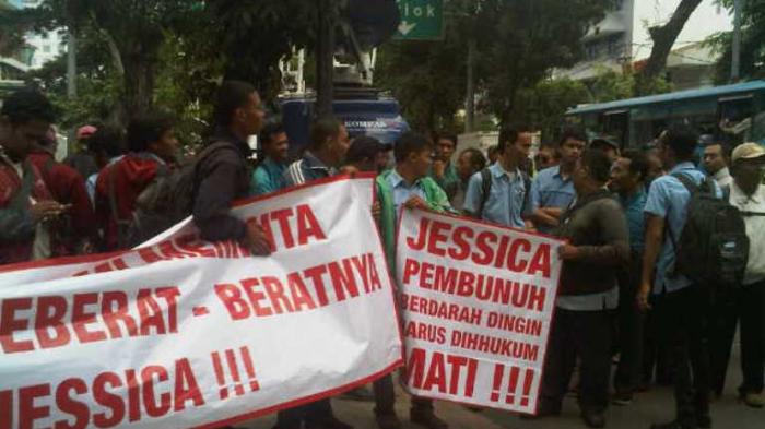 Keramaian sidang rupanya tidak hanya terjadi di dalam Ruang Sidang Kartika I, suasana ramai juga terlihat di bagian pelataran Pengadilan Negeri Jakarta Pusat, sebelum hingga sidang selesai digelar. Ratusan pria dan wanita yang diketahui merupakan karyawan PT Fajar Indah Cakra Cemerlang (PT FICC), perusahaan milik orang tua Mirna terlihat melakukan unjuk rasa.