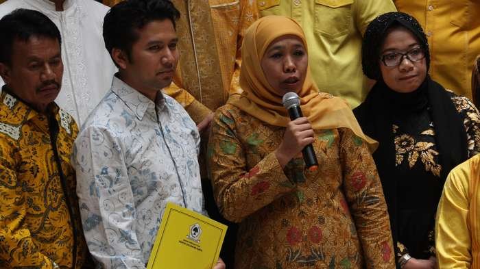 Khofifah Indar Parawansa (dua kanan) dan Emil Elistyanto Dardak (dua kiri) adalah eks Gubernur dan Wagub Jatim yang sangat disegani lawan saat Pilkada Jatim.