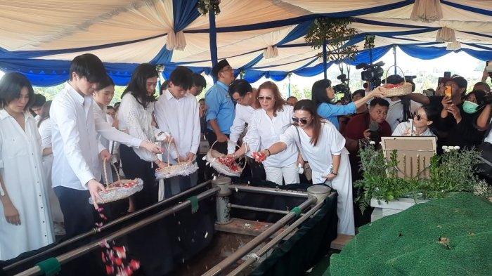 Adelyn, putri Benny Laos, tak dapat membendung kesedihannya saat mengantarkan sang ayah ke peristirahatan terakhirnya di Sandiego Hills, Karawang, pada Selasa (15/10/2024).