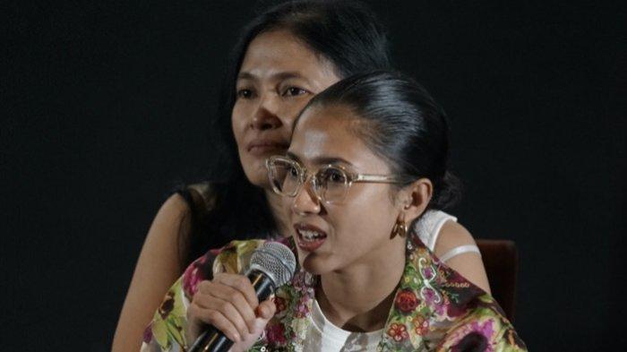 Aktris Aghniny Haque dan Djenar Maesa Ayu disela mengenalkan poster dan trailer film Tuhan Izinkan Aku Berdosa di Bioskop XXI Epicentrum Walk, Kuningan, Jakarta Selatan, Selasa (30/4/2024). Film Tuhan Izinkan Aku Berdosa tayang di bioskop 22 Mei 2024.
