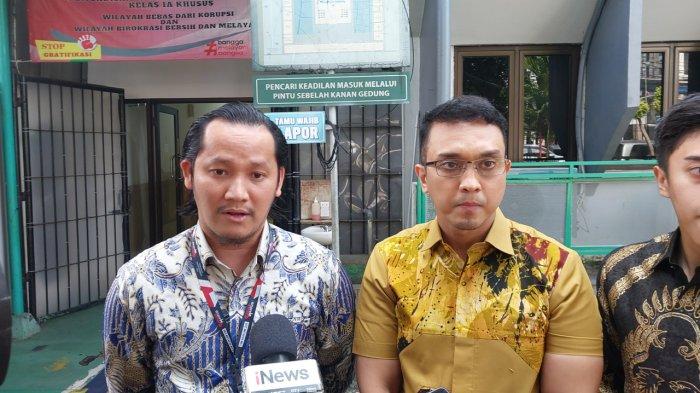 Juru Bicara TPN Ganjar-Mahfud, Aiman Witjaksono (kanan) usai sidang praperadilan di Pengadilan Negeri Jakarta Selatan, terkait sah atau tidaknya penyitaan barang bukti, Selasa (20/2/2024).