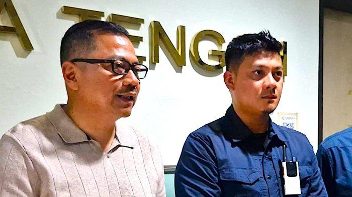 MINTA MAAF - Kabid Humas Polda Jateng Kombes Pol Artanto (kiri) dan Ipda Endri Purwa Sefa (kanan) usai menghadiri konferensi pers di Kantor Antara Jateng, Kota Semarang, Minggu (6/4/2025) malam.