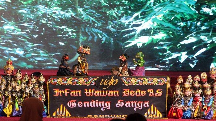 Sejumlah anak-anak saat menikmati pentas seni wayang golek di kampanye nasional 'Aksi Generasi Iklim' sebagai bagian dari peringatan Hari Anak Nasional 2024 yang bertempat di Kemenko PMK, Gambir, Jakarta Pusat, Sabtu (10/8/2024). Acara peluncuran yang bertajuk 'Satu Hari Bermain Bersama Anak' ini merupakan momentum penting untuk memperkenalkan kampanye nasional Aksi Generasi Iklim di delapan provinsi Indonesia. Kampanye ini bertujuan untuk memperkuat peran serta anak-anak dan berbagai pihak dalam membangun ketahanan terhadap dampak krisis iklim.