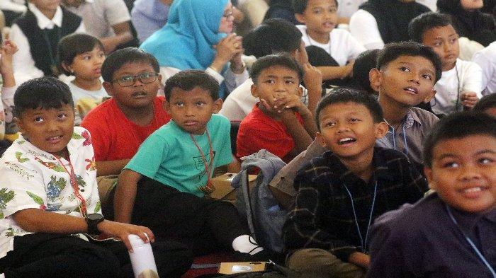 Sejumlah anak-anak saat menikmati pentas seni wayang golek di kampanye nasional 'Aksi Generasi Iklim' sebagai bagian dari peringatan Hari Anak Nasional 2024 yang bertempat di Kemenko PMK, Gambir, Jakarta Pusat, Sabtu (10/8/2024). Acara peluncuran yang bertajuk 'Satu Hari Bermain Bersama Anak' ini merupakan momentum penting untuk memperkenalkan kampanye nasional Aksi Generasi Iklim di delapan provinsi Indonesia. Kampanye ini bertujuan untuk memperkuat peran serta anak-anak dan berbagai pihak dalam membangun ketahanan terhadap dampak krisis iklim.