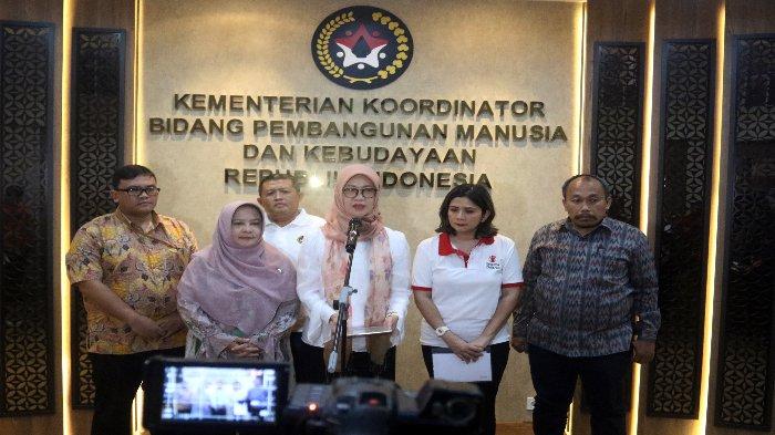 Kementerian Koordinator Bidang Pembangunan Manusia dan Kebudayaan (Kemenko PMK) melalui Deputi Bidang Koordinasi Peningkatan Kualitas Anak, Perempuan, dan Pemuda, Woro Srihastuti Sulistyaningrum bersama Save the Children Indonesia saat meluncurkan kampanye nasional 'Aksi Generasi Iklim' sebagai bagian dari peringatan Hari Anak Nasional 2024 di Kemenko PMK, Gambir, Jakarta Pusat, Sabtu (10/8/2024).