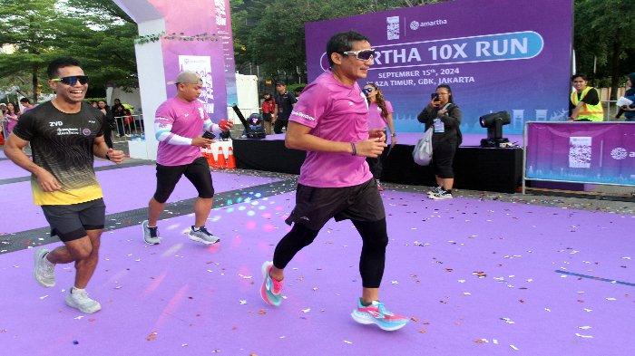 Menteri Pariwisata dan Ekonomi Kreatif Republik Indonesia, Sandiaga Uno mengikuti kegiatan lari bertema Amartha 10X Run di Plaza Timur Gelora Bung Karno, Senayan, Jakarta, Minggu (15/9/2024). Lebih dari tiga ribu peserta, mulai dari atlet hingga masyarakat umum, untuk menantang diri dalam lintasan 10 kilometer dan menunjukkan bahwa setiap orang dapat melampaui batasan mereka dan tumbuh menuju tujuan yang lebih besar.