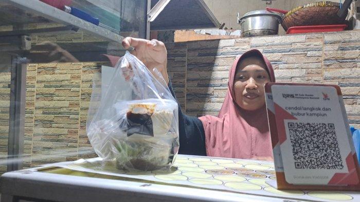 Andin penjual Cendol Langkok khas Bukittinggi di Jalan Palmerah, Jakarta Barat