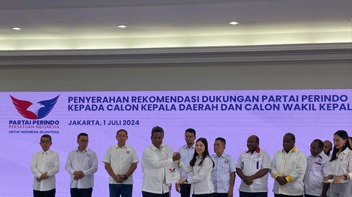 Ketua Desk Pilkada Partai Perindo, Angela Tanoesoedibjo menyerahkan langsung surat rekomendasi dukungan kepada 37 Calon Kepala Daerah (Cakada) dan Calon Wakil Kepala Daerah (Cawakada) tingkat provinsi hingga kabupaten/kota di DPP Perindo, Menteng, Jakarta Pusat, Senin (1/7/2024).