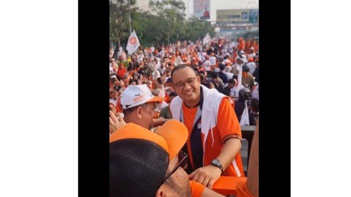 Anies Baswedan tetap hadir menyapa kader PKS meski izin penggunaan Stadion Patriot Candrabhaga dicabut.