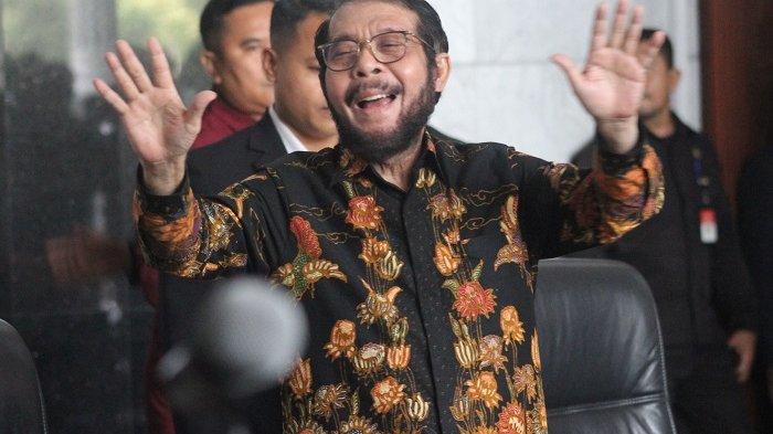 Anwar Usman angkat bicara terkait dirinya yang diberhentikan dari Ketua Mahkamah Konstitusi (MK) oleh Majelis Kehormatan Mahkamah Konstitusi (MKMK) di Gedung Mahkamah Konstitusi (MK), Gambir, Jakarta Pusat, Rabu (8/11/2023). Anwar merasa dirinya menjadi objek politisasi atas berbagai keputusan MK. Warta Kota/Yulianto