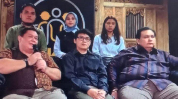Komisioner Lembaga Manajemen Kolektif Nasional (LMKN) Johnny Maukar ditemani pencipta lagu Ari Bias (tengah) dan pengacara Minola Sebayang (kanan) di Jakarta, Senin (6/5/2024). Johnny Maukar mendukung langkah Asosiasi Komposer Seluruh Indonesia (AKSI) terkait royalti performing even Agnez Mo yang digelar HWG yang tidak dibayarkan ke pencipta lagu (Ari Bias).