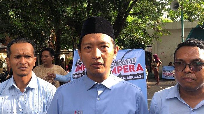 Komandan TKN Pemilih Muda, Arif Rosyid Hasan usai ditemui dalam agenda berbagi 500 susu gratis di Rusun Perumnas Klender RW 01, kecamatan Duren Sawit, Jakarta Timur, Rabu (24/1/2024).