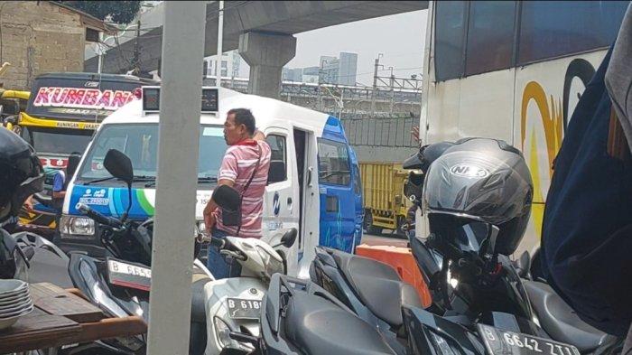 Awak bus AKAP bersitegang dengan petugas Dishub dan sopir Jaklingko di Terminal Lebak Bulus, Kebayoran Lama, Jakarta Selatan pada Kamis (12/11/2023) siang