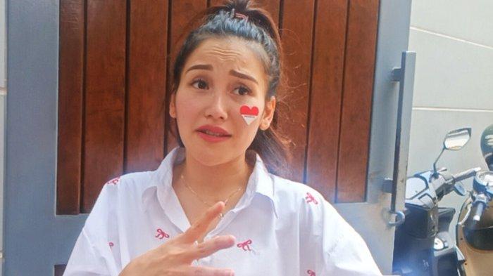 Pedangdut Ayu Ting Ting ikut memeriahkan HUT Kemerdekaan ke-79 Republik Indonesia, Sabtu (17/8/2024). Ayu Ting Ting merayakan kemerdekaan Indonesia dengan berkumpul bersama warga di sekitar rumahnya.