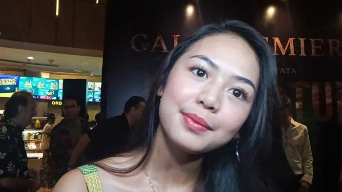 Pemain film Azela Putri menjelaskan gosip hubungan asmara dengan Fadly Faisal. Keduanya tengah jalani syuting Ular Tangga Darah.