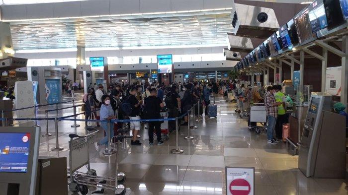 Ribuan orang mulai meninggalkan Jakarta dari Bandara Soekarno Hatta pada Jumat (23/12/2022).