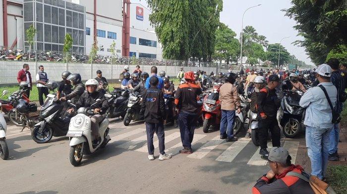 BURUH TUTUP JALAN - Massa buruh atau pekerja menggelar aksi demontrasi di depan PT Yamaha Music Facturing Asia (YMMA) di Kawasan Industri MM2100 Cikarang Barat, Kabupaten Bekasi, Senin (23/6/2025). Massa buruh bahkan menutup dua akses jalan di jalur Kawasan Industri MM 2100, tepatnya depan PT YMMA Jalan Irian, Cikarang Barat hingga membuat para pengendara kesal.