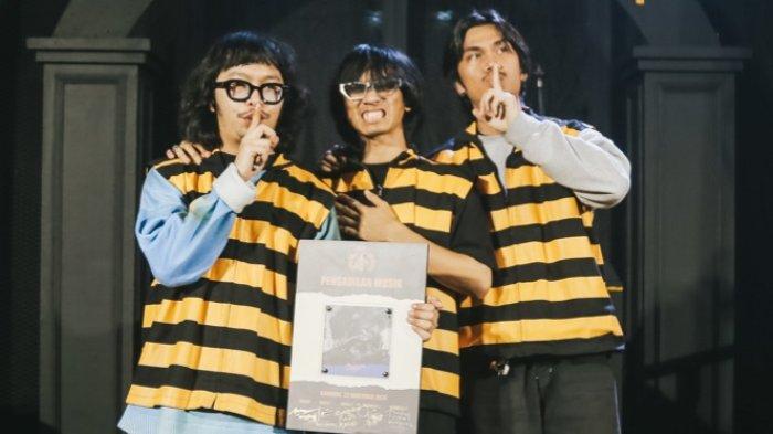 Band Donker beranggotakan Delpi Suhariyanto (gitar/vokal), Arno Zarror (gitar/vokal), Bilal Ahmad (bass), dan Dzikrie Juliogian (drum) saat tampil di DCDC Pengadilan Musik di Bandung, Jawa Barat, Jumat (22/11/2024).