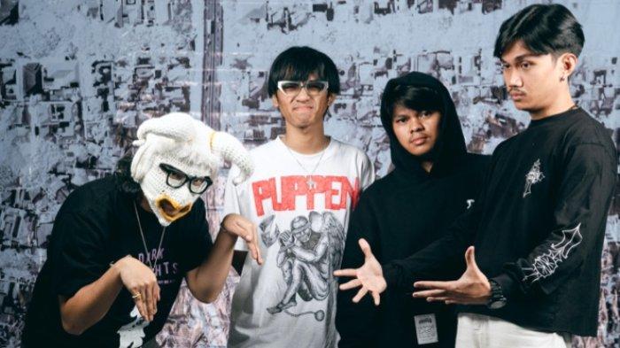 Band Donker beranggotakan Delpi Suhariyanto (gitar/vokal), Arno Zarror (gitar/vokal), Bilal Ahmad (bass), dan Dzikrie Juliogian (drum) saat tampil di DCDC Pengadilan Musik di Bandung, Jawa Barat, Jumat (22/11/2024).