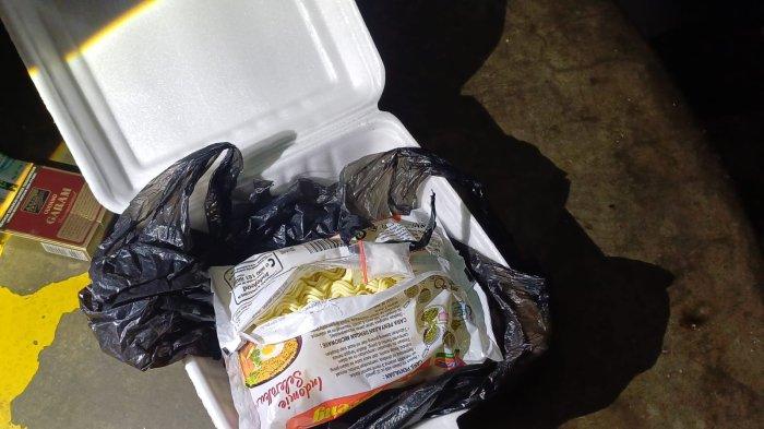 Barang bukti sabu yang ditemukan pengemudi ojol di dalam paket mi instan yang dipesan seorang warga di Cengkareng, Jakarta Barat, Senin (1/7/2024) malam.