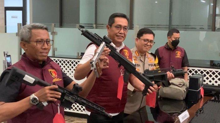 Bareskrim Polri menyita 12 senjata api (senpi) ilegal yang menjerat tersangka Dito Mahendra. Adapun senpi ilegal Dito yang disita tersebut ditaksir senilai Rp3 miliar.