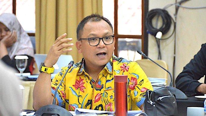 Politisi Partai Golkar Basri Baco mengatakan partainuya maasih mempertimbangkan Ahmed Zaki Iskandar untuk ikut Pilkada Jakarta.