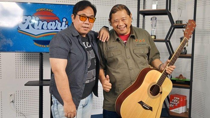 Bayou Band dikenal di industri musik Indonesia setelah melambungkan hits single Hanya Dirimu di tahun 1995. Binsar Bayou (kiri/vokal) dan Andi Bayou (keyboard) saat berbincang di Redaksi Warta Kota, Palmerah, Jakarta Pusat, Jumat (12/1/2024).