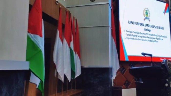 Bendera Palestina Penuhi Sidang Paripurna DPRD Kabupaten Bogor. Hal Ini Merupakan Bentuk Dukungan Terhadap Palestina.